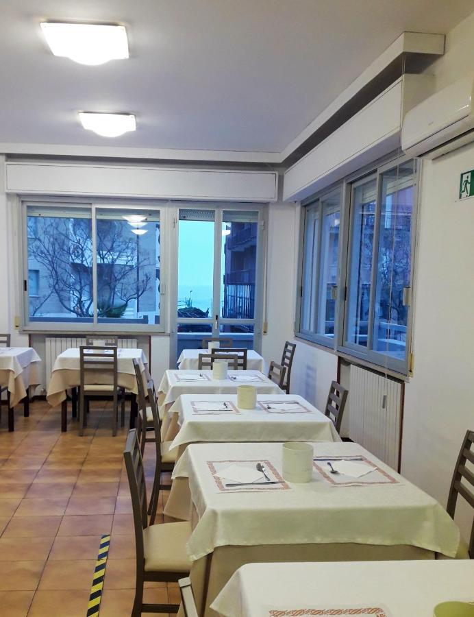 Hotel Caesar Pesaro Ngoại thất bức ảnh