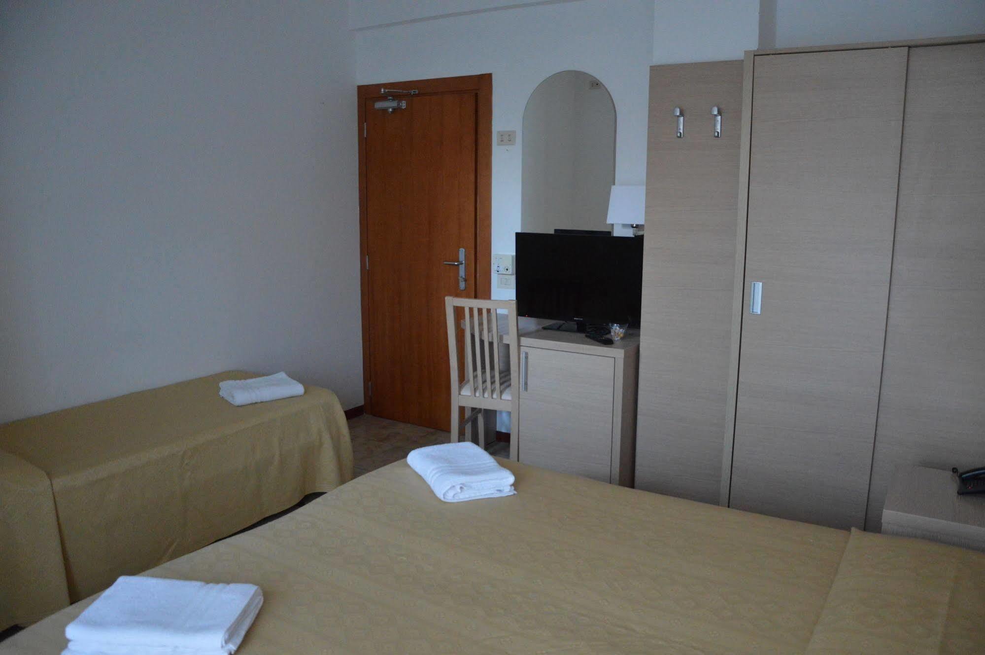 Hotel Caesar Pesaro Ngoại thất bức ảnh